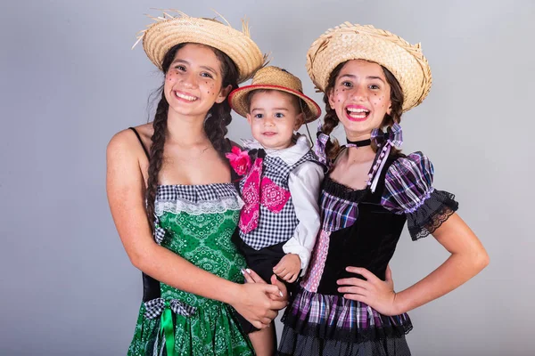 Frères Sœurs Famille Amis Brésiliens Avec Des Vêtements Festa Junina Photos De Stock Libres De Droits