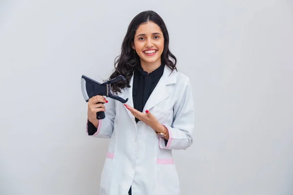 ブラジル人 白人女性研究室のコートを着て 体の測定のための血圧計を保持し — ストック写真