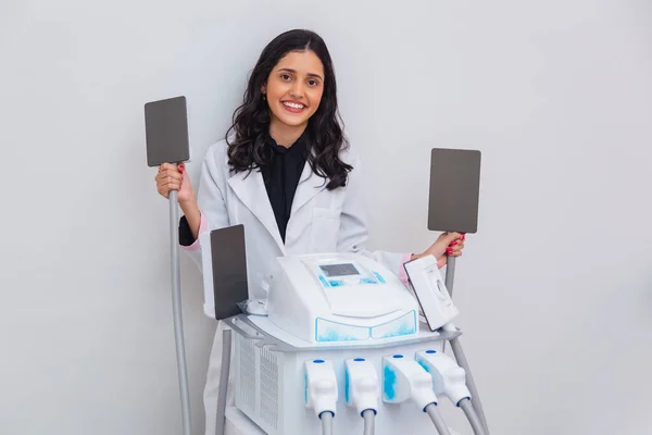 Beyaz Brezilyalı Kadın Laboratuvar Önlüğü Giyiyor Kriyolipoliz Makinesi Var Yağ — Stok fotoğraf