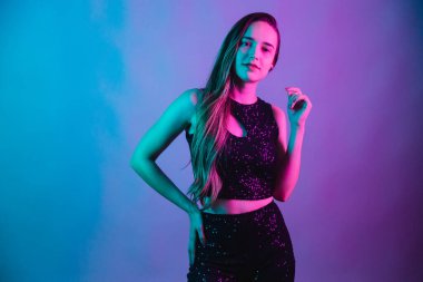 Fotoğraf için mavi ve pembe neon arkaplan modeli.