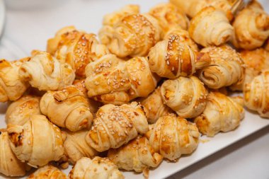 Beyaz tabak, mini kruvasan, aperatifler ve parti atıştırmalıkları..