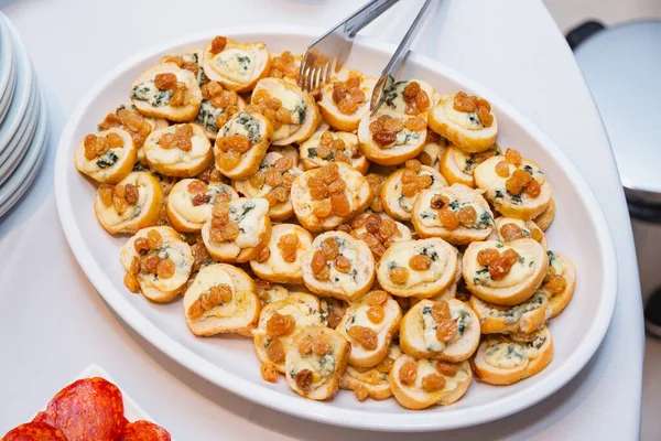 Toast Bread Olive Oil Gorgonzola Cheese Raisins Appetizers Party Snacks — Stock Photo, Image