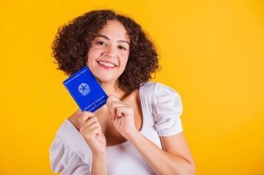 Beyaz gömlekli, kot pantolonlu, çalışma kitabı tutan beyaz bir model. İngilizce çeviri (İş Kartı ve Sosyal Güvenlik)