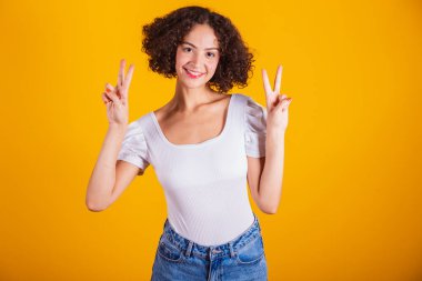 Beyaz gömlekli, mavi kotlu, barış ve aşkla bezenmiş beyaz bir model..