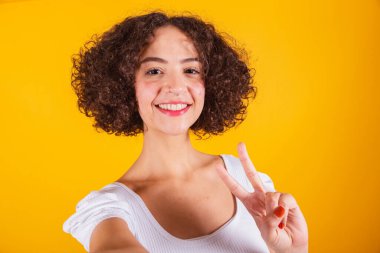 Beyaz gömlekli, mavi kotlu, selfie, barış ve aşk dolu beyaz bir model..