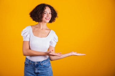 Beyaz gömlekli, mavi kotlu, beyaz tenli beyaz model, ürününü sunan, ya da yanında yazı olan, reklam, pazarlama, reklam.