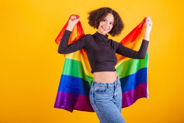 Beyaz model, siyah gömlek ve mavi kot pantolon, LGBT bayrağı, gökkuşağı.