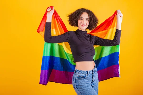 Beyaz model, siyah gömlek ve mavi kot pantolon, LGBT bayrağı, gökkuşağı.