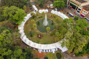 Ribeiro Preto, Sao Paulo / Brazil - 20 Ağustos 2023: Ribeiro Preto kitap fuarı, festival Praa 15, merkez kare çeşme ve fuar çadırlarında düzenlendi 