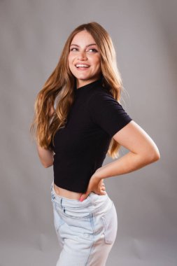 Güzel sarışın, siyah gömlek giyen Brezilyalı kadın. Dikey portre, model, içtenlikle gülümseme.