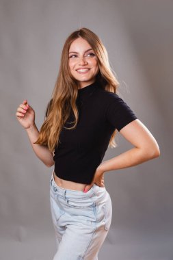 Güzel sarışın, siyah gömlek giyen Brezilyalı kadın. Dikey portre, model, içtenlikle gülümseme.