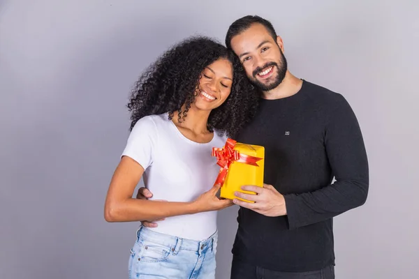 異人種間のカップル 白人男性と黒人女性 ブラジル人 贈り物を交換するカップル — ストック写真