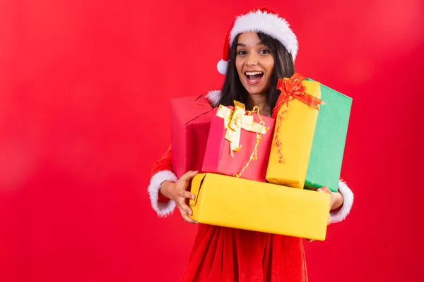 Бразильская Девушка Подросток Рождественской Одежде Кучей Подарков — стоковое фото