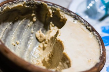 Mishti doi ya da safra ya da tatlı yoğurt servis ediliyor. Bu mayalanmış kaymak, Batı Bengal, Bangladeş ve Tripura 'da çok popüler bir tatlıdır. Süt ve çentikten yapılmıştır..