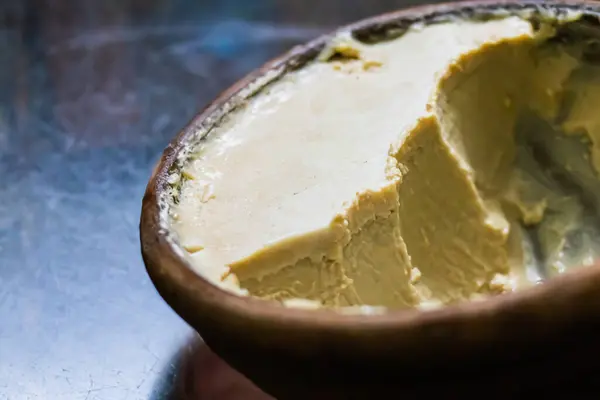 Mishti doi ya da safra ya da tatlı yoğurt servis ediliyor. Bu mayalanmış kaymak, Batı Bengal, Bangladeş ve Tripura 'da çok popüler bir tatlıdır. Süt ve çentikten yapılmıştır..