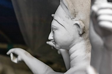 Durga puja festivali sırasında tanrıça Durga idolü. Tamamlanmamış idol kil oyuluyor..
