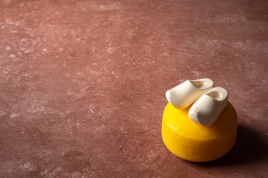 Geleneksel Hollanda gouda peyniri çarkı ve kırmızı arka planda tahta ayakkabı. Bunlar Hollanda 'nın simgesidir..