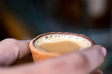 Geleneksel kulhad, kil çömlek ya da toprak fincanda elle tutulan sıcak sütlü çay ya da çay. Bu Hindistan 'da çok popüler bir içki..