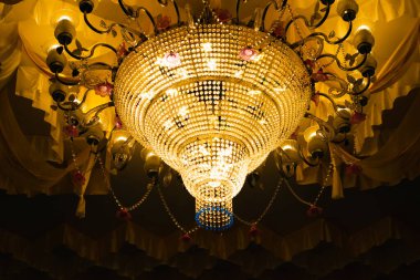 Tavandan sarkan güzel sarı ışıklarla.