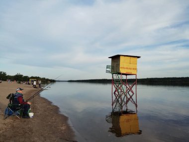 Zaporizhzhia, Ukrayna - 4 Mayıs 2023 - Bu yıl Ukrayna anormal bir sel yaşadı, son on yılın en büyüğü. Dinyeper 'daki su seviyesi anormal bir şekilde yükseldi..