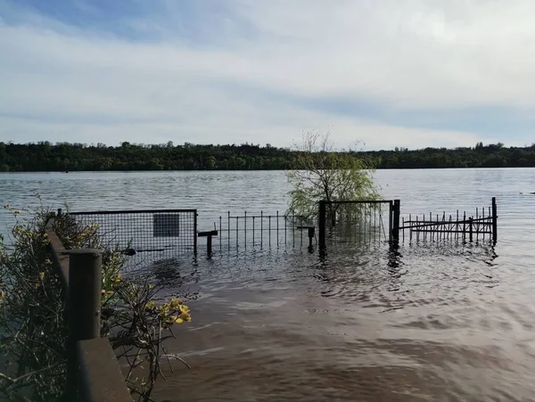 Zaporizhzhia, Ukrayna - 4 Mayıs 2023 - Bu yıl Ukrayna anormal bir sel yaşadı, son on yılın en büyüğü. Dinyeper 'daki su seviyesi anormal bir şekilde yükseldi..