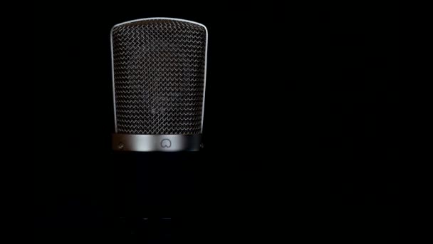 Microfone Condensador Estúdio Com Grande Diafragma Dourado Fundo Escuro — Vídeo de Stock