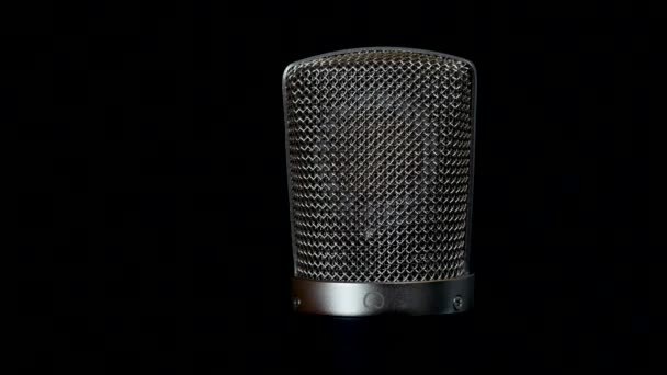 Microfone Condensador Grande Estúdio Fundo Escuro — Vídeo de Stock