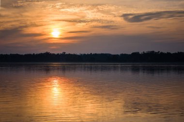Gölün üzerinde gün batımı