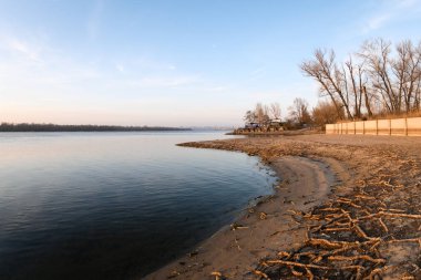 Zaporizhzhia, Ukrayna - 20 Ocak 2023 - Dinyeper Nehri 'ndeki su seviyesinde güçlü bir düşüş