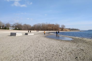 Zaporizhzhia, Ukrayna - 4 Mart 2023 Dinyeper Nehri 'ndeki su seviyesinde güçlü bir düşüş