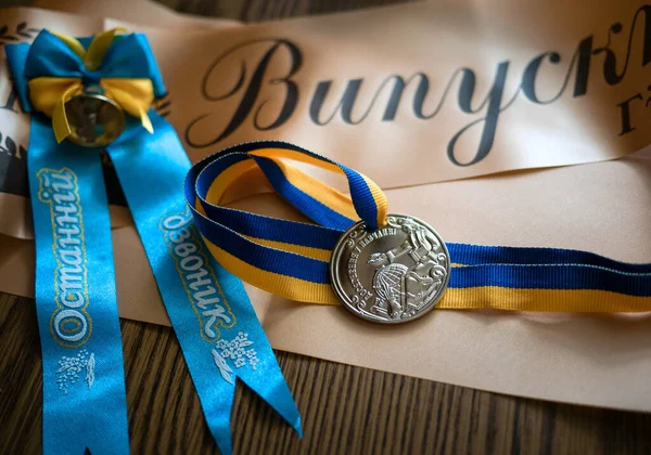 Ukrayna 'da bir ortaokul mezununun gümüş madalyası.