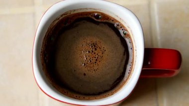 İştah açıcı köpüklü kırmızı kahve. Yukarıdan görüntüle