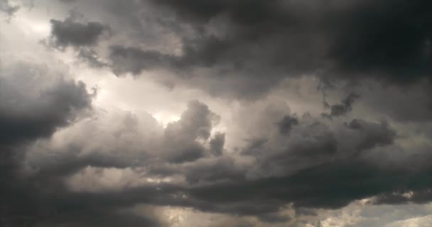 Gloomy Rain Clouds Fly Sky Sunlight Breaks Time Laps Seamless — Vídeo de Stock