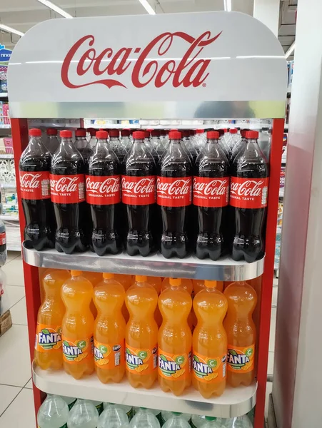 ウクライナ ザポリツハイア2022年5月23日 スーパーマーケットの特別なブランド棚にあるコカ コーラとファンタのボトル — ストック写真
