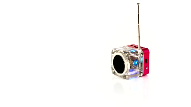 Küp Şeklinde Küçük Bir Radyo Yerinde Döner Anteni Uzatır Açılır — Stok video