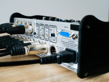 XLR kablosuyla konsolu karıştırma işleminin arkası
