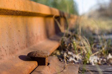 Paslı bir koltuk değneği olan bir demiryolu yumuşak ve dağınık bir zemine dönüşüyor.