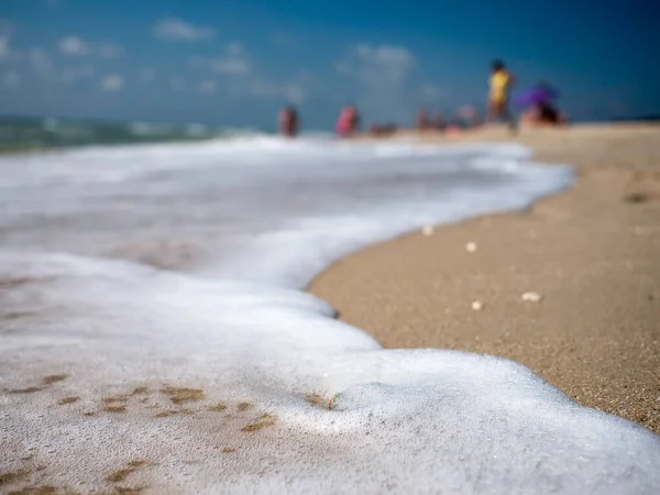 Kumsalda gelgit dalgası deniz köpüğü. Arkaplan