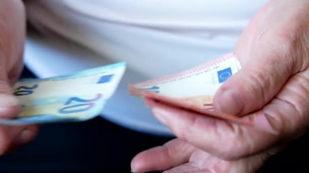 Handen Van Een Oude Vrouw Die Kleine Eurobankbiljetten Telt Vooraanzicht — Stockvideo