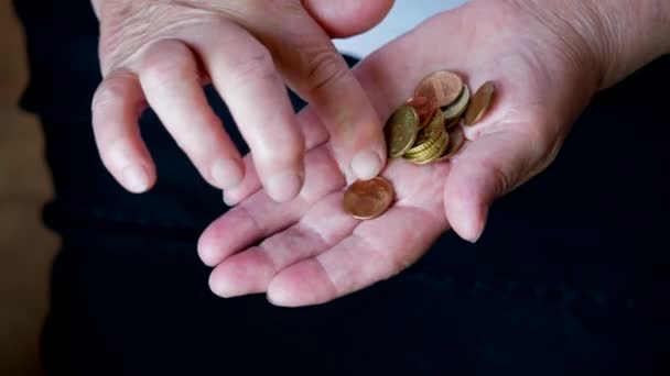 一个数着欧元硬币的老妇人的手 — 图库视频影像