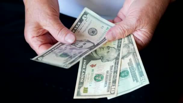 Mãos Uma Velhota Contar Notas Dólares Vista Frontal — Vídeo de Stock