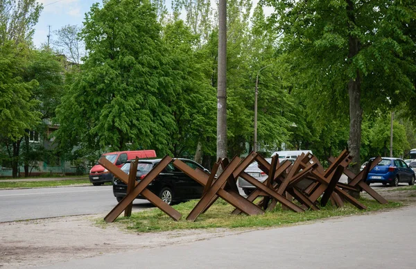 Zaporizhzhia, Ukrayna - 11 Mayıs 2022: Ukrayna 'nın Zaporizhzhia kentinin caddesinde anti-tank (Çek) kirpileri