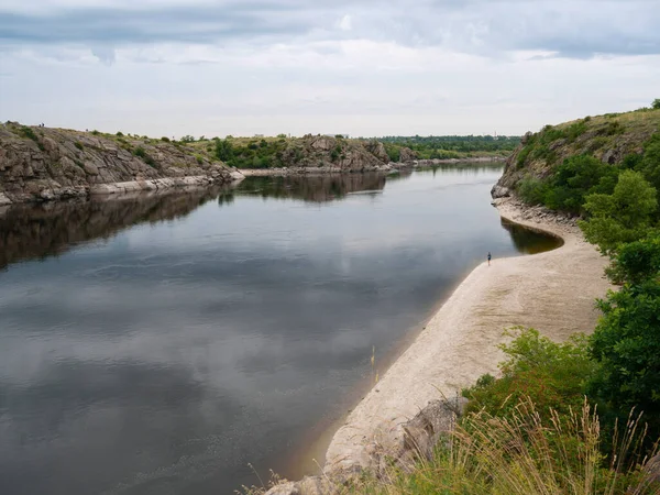 Zaporizhzhia, Ukrayna - 10 Haziran 2023: Kakhovka barajının yıkılması Dinyeper Nehri 'ndeki su seviyesinde feci bir düşüşe yol açtı. Büyük bir çevre felaketi yaklaşıyor.