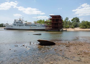 Zaporizhzhia, Ukrayna - 9 Haziran 2023: Kakhovka barajının yıkılması Dinyeper Nehri 'nin su seviyesinde feci bir düşüşe yol açtı. Büyük bir çevre felaketi yaklaşıyor.