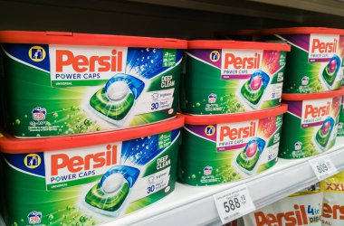 Zaporizhzhia, Ukrayna - 12 Haziran 2023: Persil Power Caps süpermarket rafında kapsülleri yıkıyor