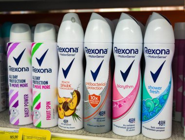 Süpermarket rafında Rexona Motion Sense terleme önleyici spreyler var. Rexona marka ürünleri