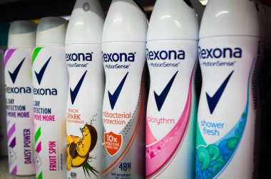 Zaporizhzhia, Ukrayna - 12 Haziran 2023: Rexona Motion Sense süpermarket raflarında terleme önleyici spreyler. Seçici odak