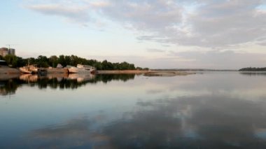 Bir zamanlar seyre elverişli olan nehirde sığlıklar (kumsallar) oluştu. Kakhovka barajının ve hidroelektrik santralinin yıkımı nedeniyle Dinyeper Nehri 'nin sığ olması.