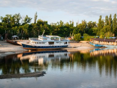 Zaporizhzhia, Ukrayna - 16 Haziran 2023: Kakhovka barajı ve hidroelektrik santralinin yıkımı nedeniyle Dinyeper Nehri 'nin sığ hale getirilmesi. Nehir eğlence gezisi gemisi şimdi kıyıda.