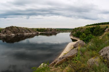 Kakhovka barajının yıkımının yol açtığı sığ suların ardından Dnipro Nehri 'nin kayalık sağ kıyısındaki Ukrayna adasından görüntü